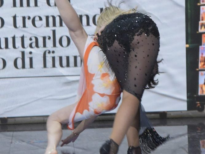 “GF Vip”, con una mossa di wrestling Carmen atterra Valeria: che botta stellare! "GF Vip", con una mossa di wrestling Carmen atterra Valeria: che botta stellare!