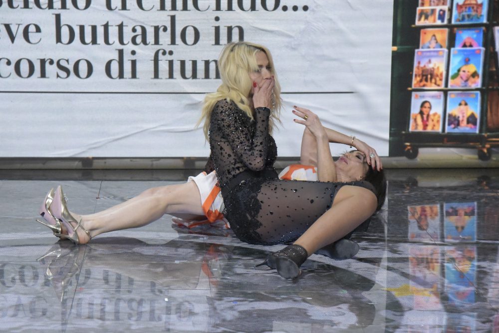 "GF Vip", con una mossa di wrestling Carmen atterra Valeria: che botta stellare! 1 "GF Vip", con una mossa di wrestling Carmen atterra Valeria: che botta stellare!