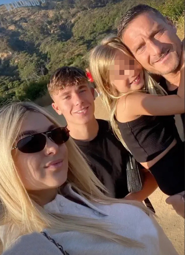Francesco Totti, guai in famiglia per colpa di Noemi Bocchi: ne sarà valsa la pena? 3 Il Capitano coi suoi tre figli.