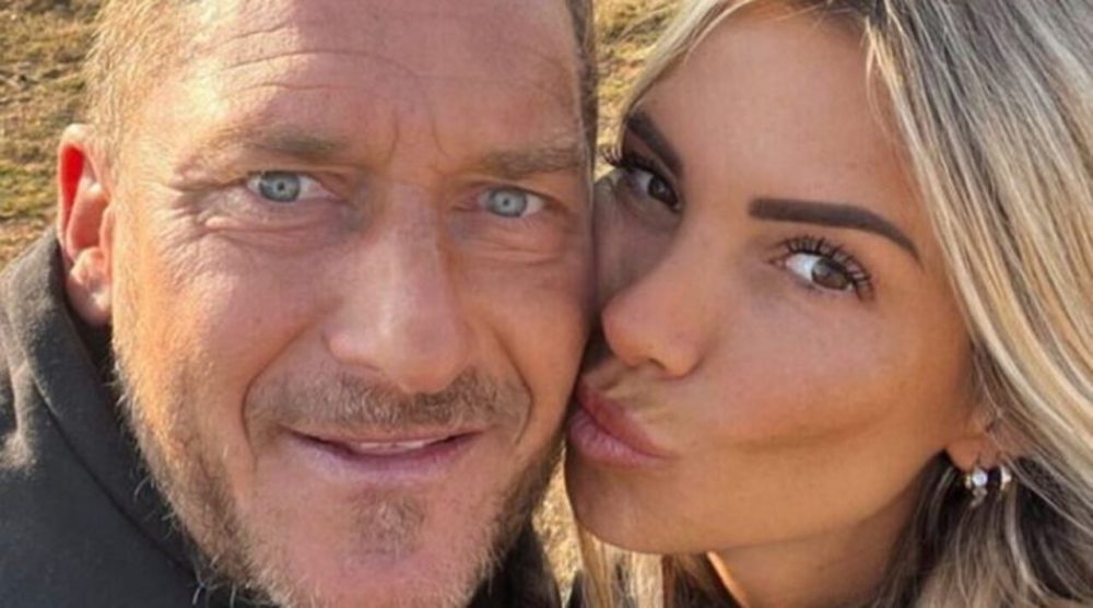 Francesco Totti, guai in famiglia per colpa di Noemi Bocchi: ne sarà valsa la pena? 2 Dopo cinque anni insieme, Francesco Totti (50) e Noemi Bocchi (38) guardano già al futuro: sono pronti a giurarsi amore eterno nella loro Roma nel 2027.